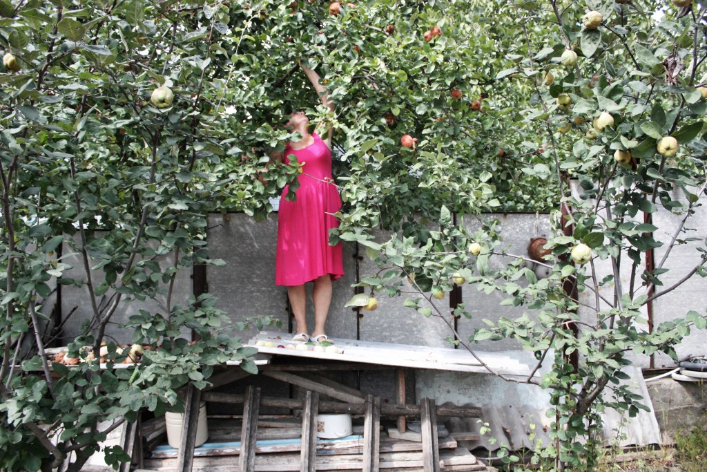 Hîncesti, Moldova, settembre 2013. Valentina nell’orto di casa.
