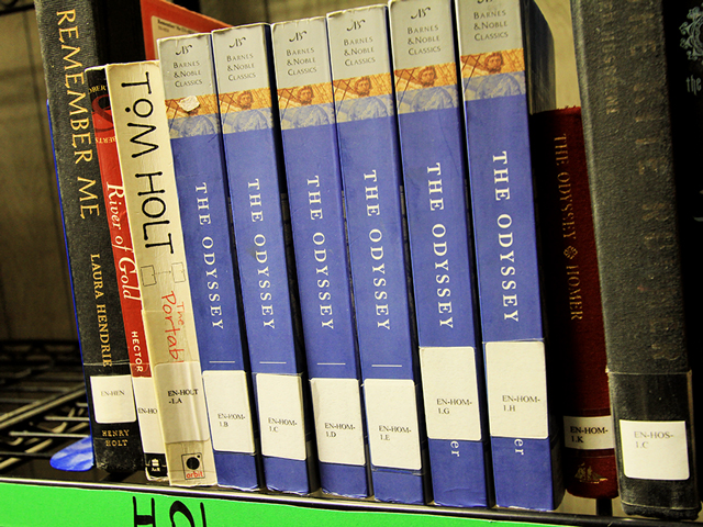 L'Odissea (in inglese...) nella biblioteca di Guantanamo. Fonte: http://gitmobooks.tumblr.com